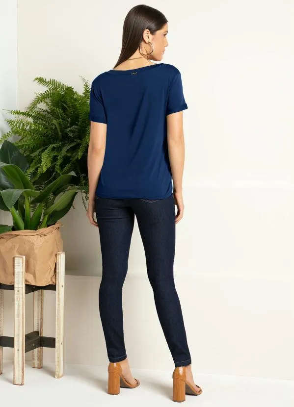 Quintess - Blusa Azul com Decote V e Bolso Frontal 4