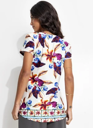 Quintess - Blusa Alongada Floral em Malha Fria com Barrado e Manga Curta - QUINTESS