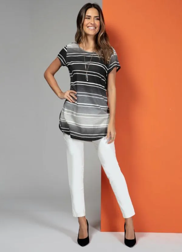 Quintess - Blusa Básica com Barra Arredondada Preta 3