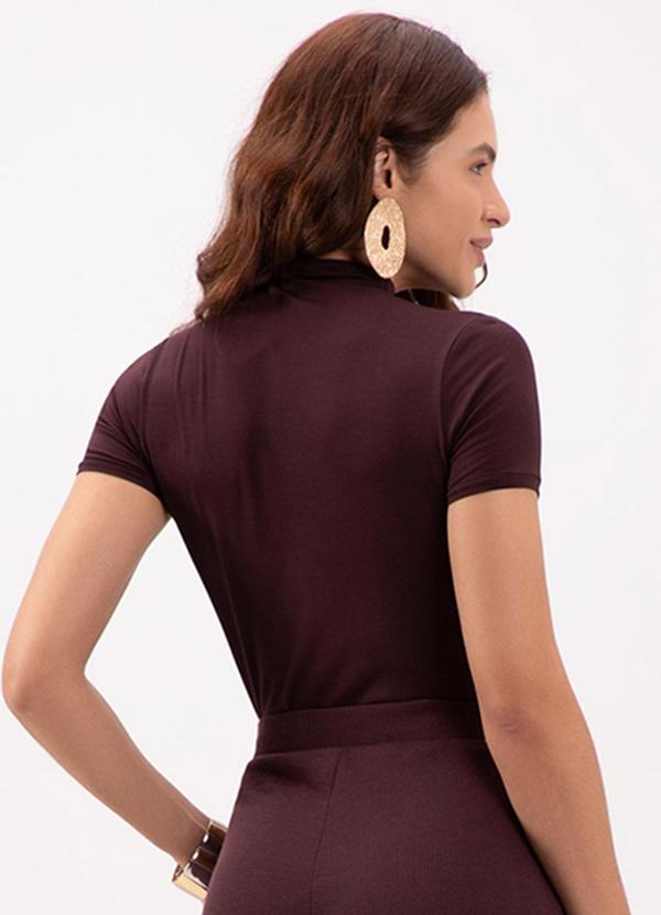 Lunender - Blusa Básica  com Gola Alta em Malha Marrom 2