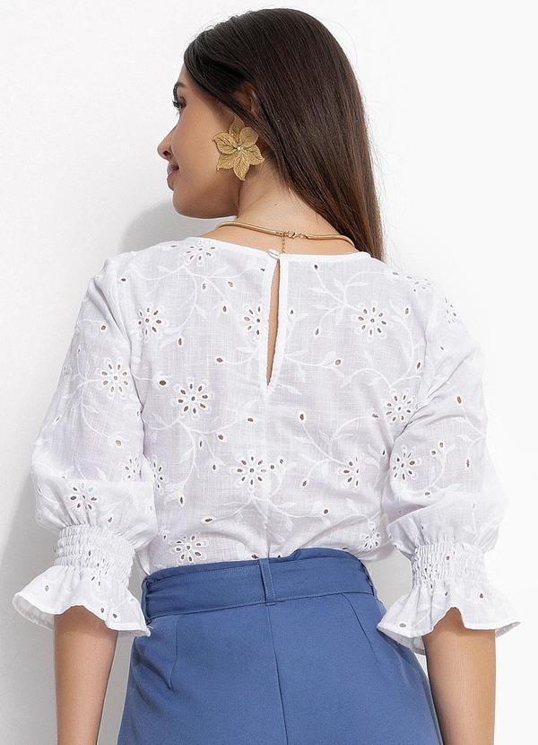 Quintess - Blusa Branca em Tecido Laise 11