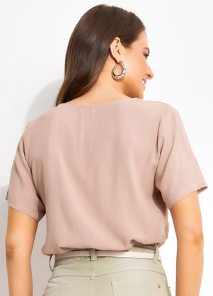 Quintess - Blusa Camel em Viscose Plana com Decote V e Detalhe de Nó - QUINTESS