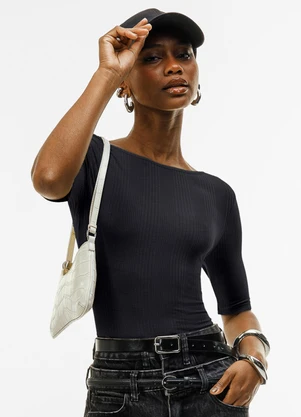 Cativa - Blusa Canelada com Decote Canoa Preto - CATIVA