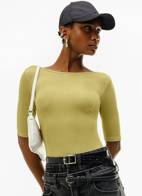 Cativa - Blusa Canelada com Decote Canoa Verde