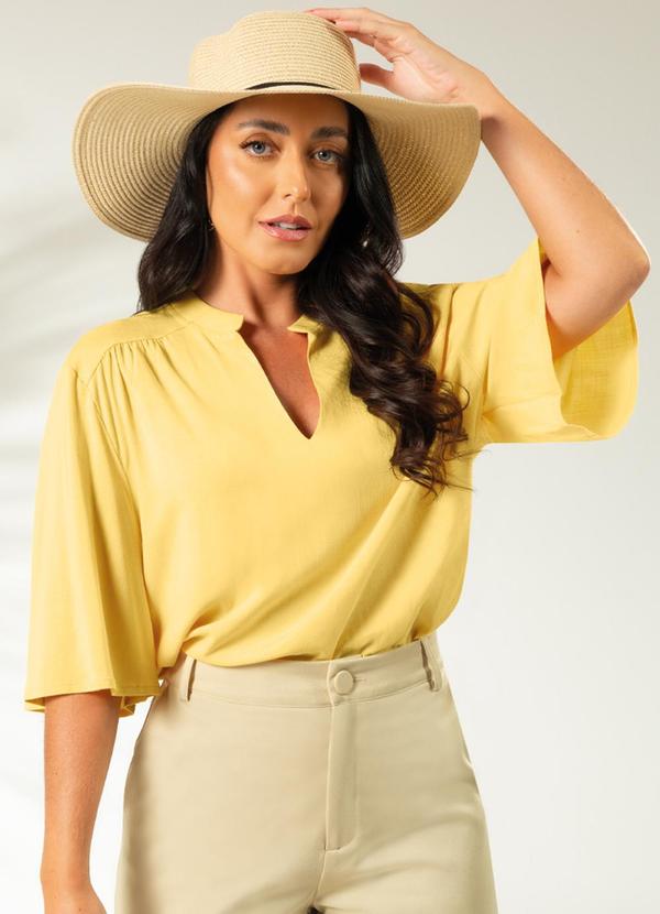 Cativa - Blusa com Decote Diferenciado Amarelo