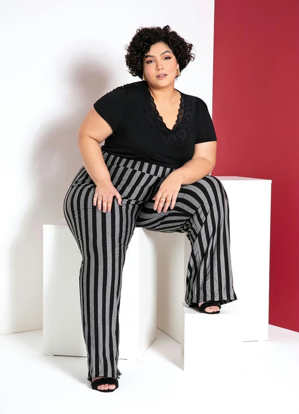 Quintess - Blusa com Renda Preta 17