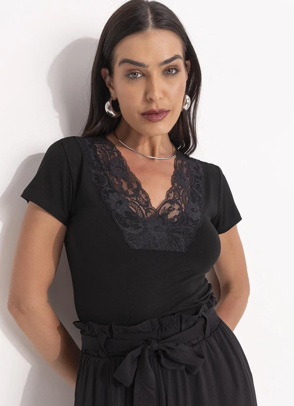 Quintess - Blusa com Renda Preta 9