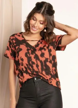 Quintess - Blusa com Tira no Decote Tie Dye Marrom - QUINTESS