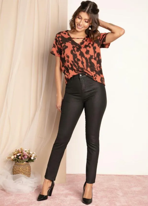 Quintess - Blusa com Tira no Decote Tie Dye Marrom 3