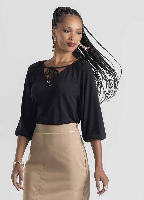 Cativa - Blusa Decote V em Crepe Preto