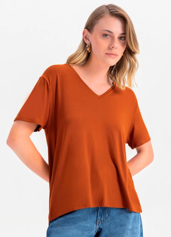 Essendi - Blusa Feminina Básica em Malha  Marrom