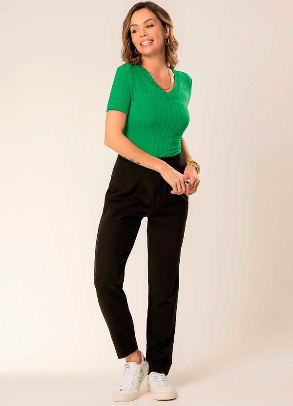 Cativa - Blusa Feminina Canelada com Decote em V Verde 2