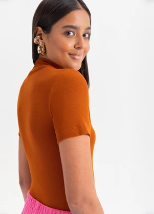 Essendi - Blusa Feminina Essencial em Ribana  Marrom - ESSENDI