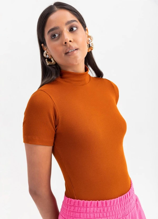 Essendi - Blusa Feminina Essencial em Ribana  Marrom