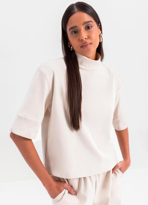 Essendi - Blusa Feminina Gola Alta Bege