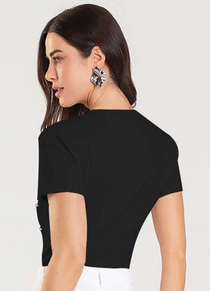 Dianna - Blusa Feminina Manga Curta com Rebites Preto - DIANNA