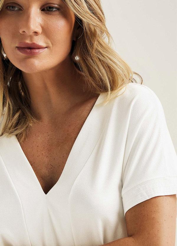Marialícia - Blusa Feminina Manga Curta Decote V Bege 3