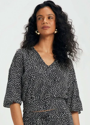 Marialícia - Blusa Feminina Manga Curta Flare Preto - MARIALÍCIA