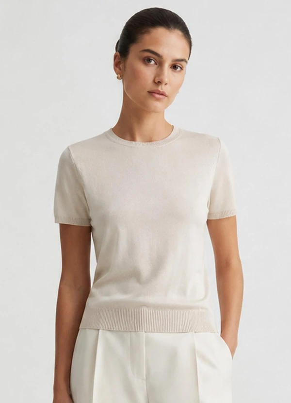 Dianna - Blusa Feminina Manga Curta Lisa em Tricot Bege