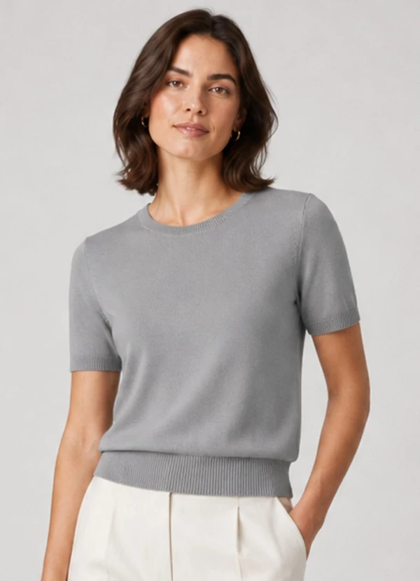Dianna - Blusa Feminina Manga Curta Lisa em Tricot Cinza