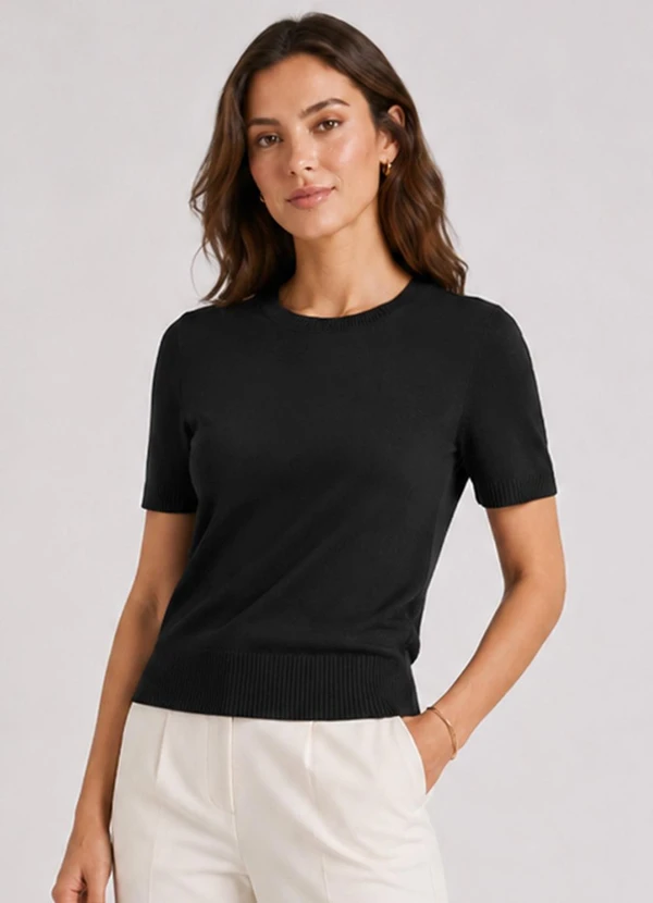 Dianna - Blusa Feminina Manga Curta Lisa em Tricot Preto