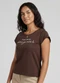 Infinita Cor - Blusa Feminina Meia Malha com Estampa Bege - variação: Marrom
