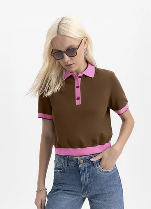 Essendi - Blusa Feminina Polo Retro em Piquet Marrom - ESSENDI