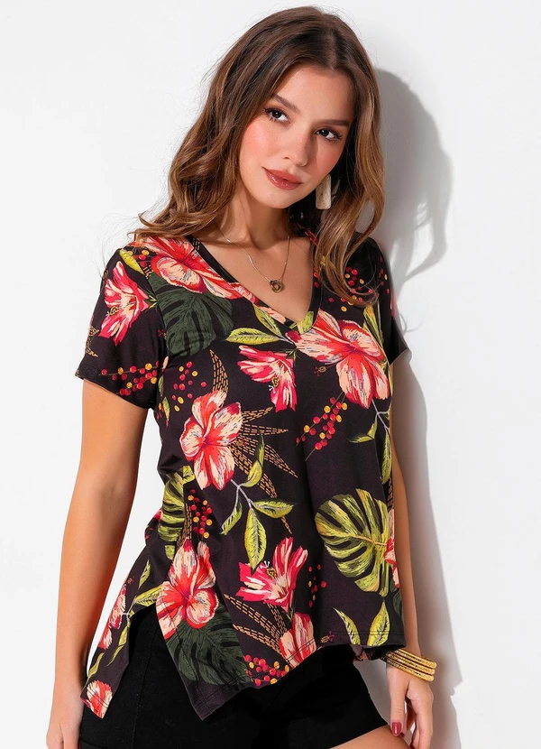 Quintess - Blusa Floral Fundo Preto em Malha Fria