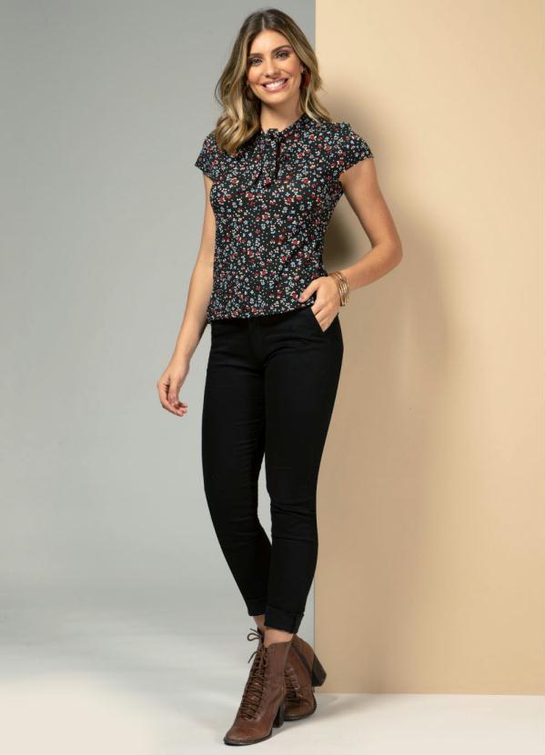 Quintess - Blusa Floral Preto com Detalhe para Amarrar 3