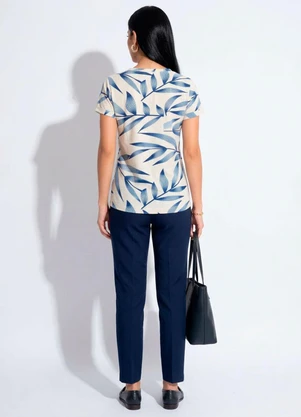 Quintess - Blusa Folhagem Azul com Decote V e Bolso Frontal - QUINTESS