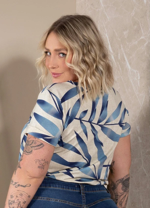 Quintess - Blusa Folhagem Azul com Decote V e Bolso Frontal 11