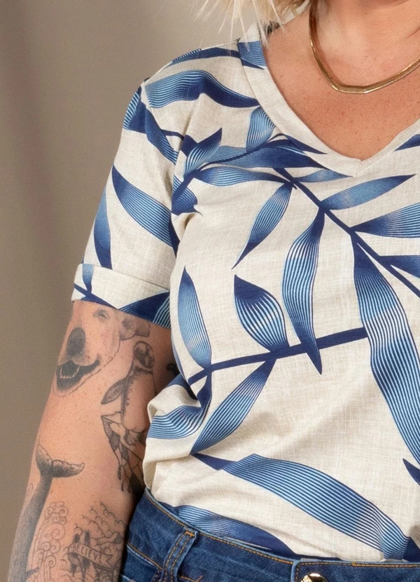 Quintess - Blusa Folhagem Azul com Decote V e Bolso Frontal