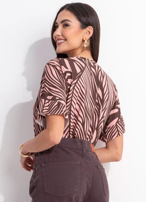 Quintess - Blusa Folhagem Rosê em Malha de Viscose - QUINTESS