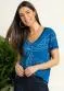 Quintess - Blusa Folhagem Azul com Decote V e Bolso Frontal - variação: Folhas Azul