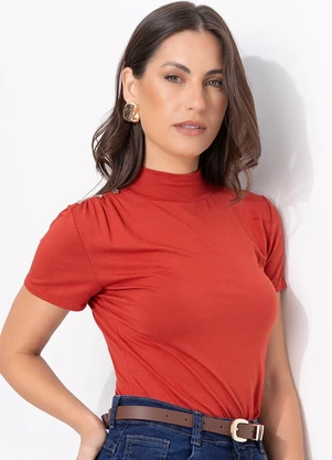 Quintess - Blusa Gola Alta Terracota em Malha de Viscose com Botões no Ombro - QUINTESS