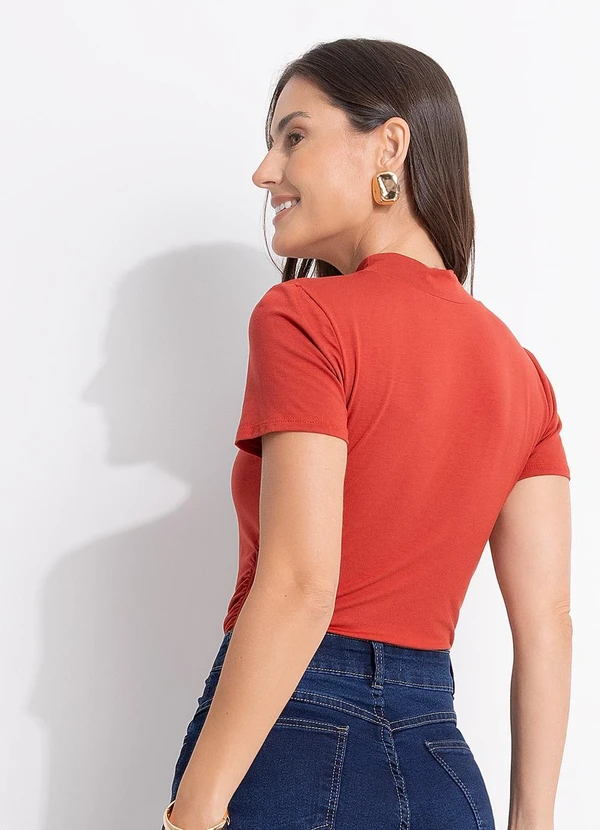 Quintess - Blusa Gola Alta Terracota em Malha de Viscose com Botões no Ombro 3