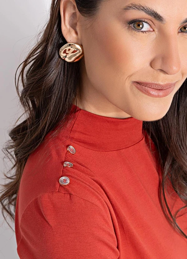 Quintess - Blusa Gola Alta Terracota em Malha de Viscose com Botões no Ombro 8