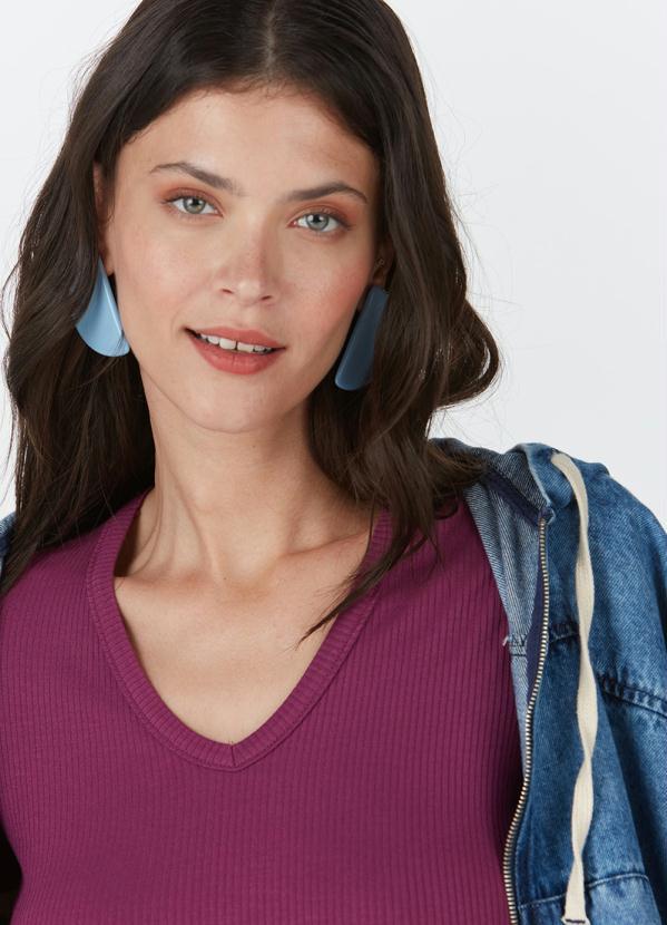 Malwee - Blusa Malha Canelada de Viscose Gola V Roxo 2