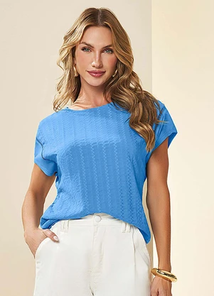 Doce Trama - Blusa Manga Curta em Viscose Azul - DOCE TRAMA