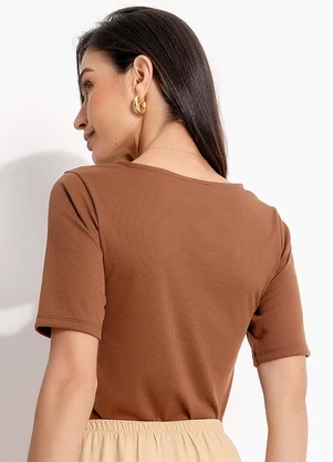 Quintess - Blusa Marrom Amendoado em Malha Canelada - QUINTESS