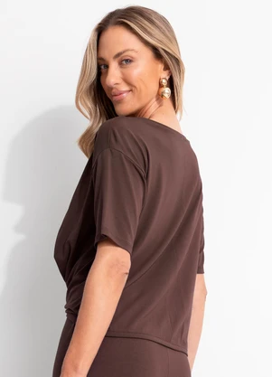 Quintess - Blusa Marrom em Malha de Viscose com Detalhe de Nó Frontal - QUINTESS