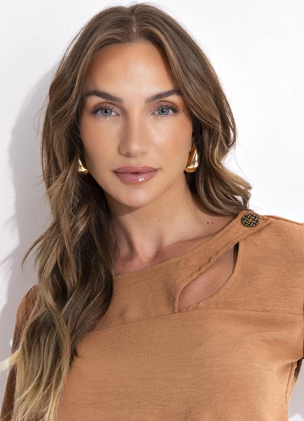 Quintess - Blusa em Crepe Mostarda com Decote Assimétrico e Botão Decorativo 10