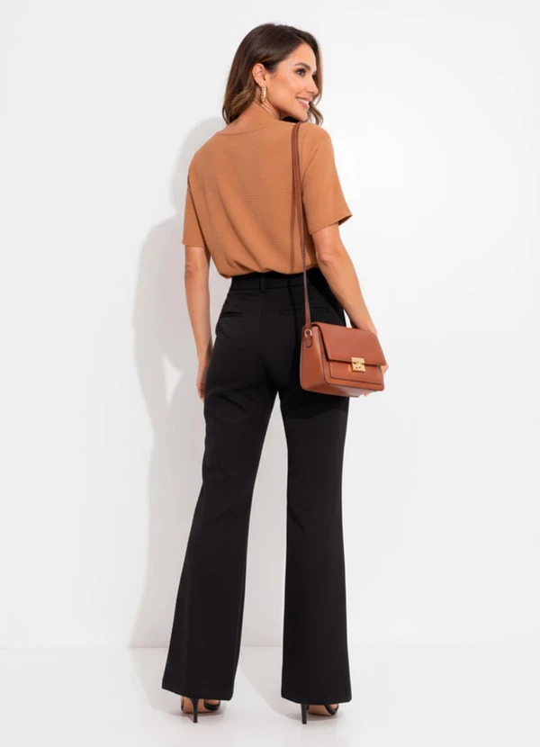 Quintess - Blusa em Crepe Mostarda com Decote Assimétrico e Botão Decorativo 2