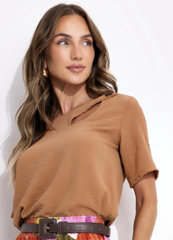 Quintess - Blusa em Crepe Mostarda com Decote Assimétrico e Botão Decorativo 4