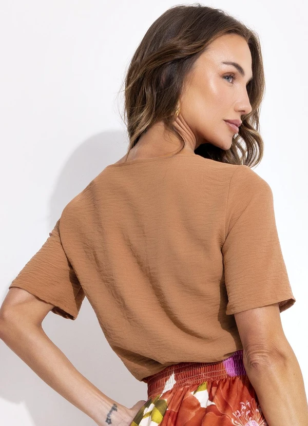 Quintess - Blusa em Crepe Mostarda com Decote Assimétrico e Botão Decorativo 5