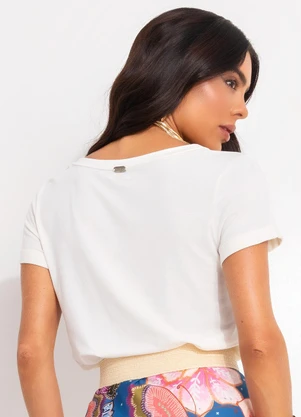 Quintess - Blusa Off White com Decote V e Bolso Frontal - QUINTESS