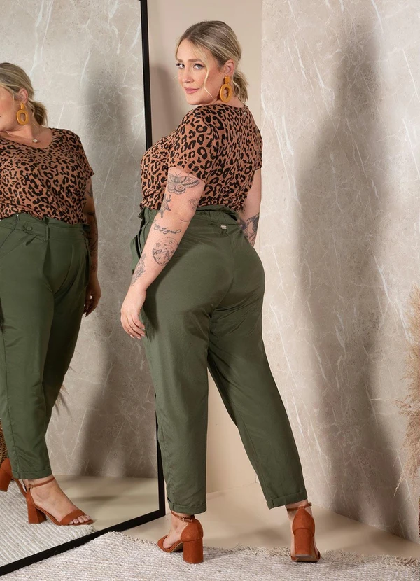 Quintess - Blusa Onça Marrom com Decote V e Bolso