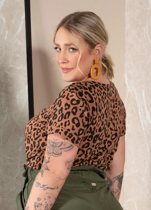 Quintess - Blusa Onça Marrom com Decote V e Bolso 9