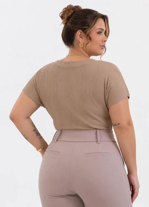 Habana - Blusa Plus Size com Decote V Canelada Marrom - HABANA