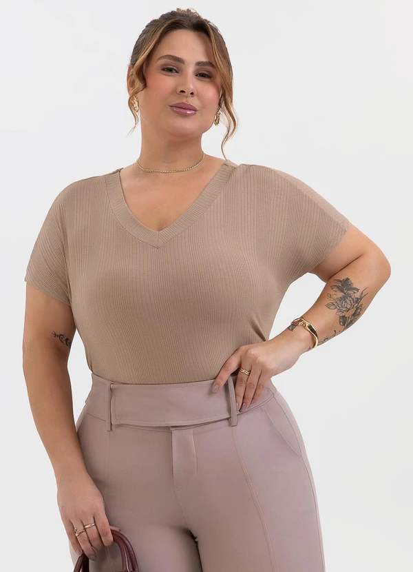 Habana - Blusa Plus Size com Decote V Canelada Marrom
